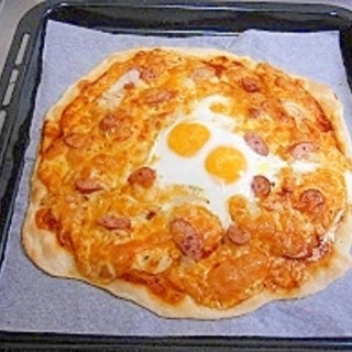 ウインナー＆玉ねぎ＆卵のピザ